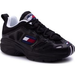 Sneakersy TOMMY JEANS - Retro Sneaker EN0EN00584 Black 990. Czarne półbuty damskie Tommy Jeans, z jeansu. Za 449,00 zł.