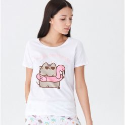Piżamowa koszulka Pusheen - Biały. Białe piżamy damskie House, s, bez wzorów, bez kołnierzyka, bez rękawów. Za 29,99 zł.
