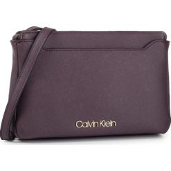 Torebka CALVIN KLEIN - Worked Ew Xbody K60K606027 BA4. Fioletowe listonoszki damskie Calvin Klein, z aplikacjami, ze skóry ekologicznej, zdobione, bez dodatków. W wyprzedaży za 209,00 zł.