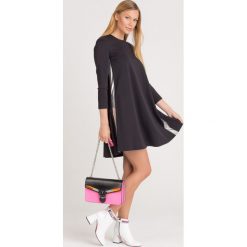 SUKIENKA PINKO. Czarne sukienki damskie Pinko, na imprezę, bez wzorów, z materiału, z okrągłym kołnierzem, bez rękawów, mini. Za 668,50 zł.