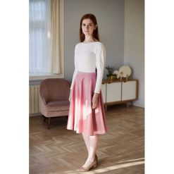 Spódnica Carissa różana 32 różowy. Różowe spódniczki damskie marki Marie Zélie, na wiosnę, s, w paski, z elastanu. Za 297,00 zł.