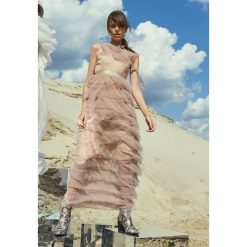 Ciemnobeżowa Sukienka Romantically. Brązowe sukienki damskie Renee, na wesele, s, w paski, z tiulu, eleganckie, z okrągłym kołnierzem, bez rękawów, maxi. Za 199,99 zł.