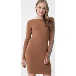 Brązowa Sukienka Kareela. Pomarańczowe sukienki damskie Born2be, xl, z aplikacjami, z dzianiny, eleganckie, bez kołnierzyka, bez rękawów, długie, mini, dopasowane. Za 99,99 zł.