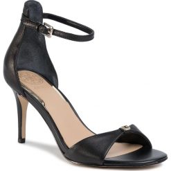 Sandały GUESS - Abiri FL6ABI LEA03 BLACK. Czarne klapki damskie Guess, z aplikacjami, ze skóry ekologicznej, bez obcasa, na obcasie. Za 599,00 zł.