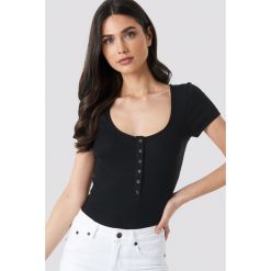 NA-KD Press Button Short Sleeve Top - Black. Czarne topy damskie marki NA-KD, bez wzorów, bez kołnierzyka. Za 100,95 zł.