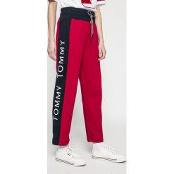 Tommy Jeans - Spodnie. Czerwone jeansy damskie Tommy Jeans, s, z bawełny. W wyprzedaży za 299,90 zł.