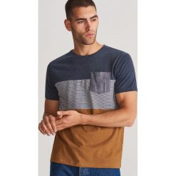 T-shirt z kieszenią - Granatowy. Niebieskie t-shirty męskie Reserved, xl, bez wzorów, bez kołnierzyka. W wyprzedaży za 29,99 zł.