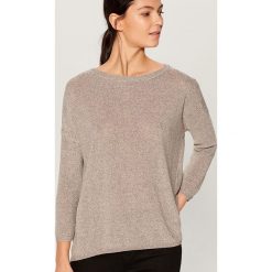 Brokatowy sweter z asymetrycznym dołem - Beżowy. Brązowe swetry klasyczne damskie marki Mohito, s, z asymetrycznym kołnierzem. Za 89,99 zł.