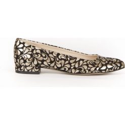 Wzorzyste balerinki na niskim obcasie - skóra naturalna - model 050 - kolor złote kwiaty. Żółte baleriny damskie Zapato, w kwiaty, ze skóry, na niskim obcasie. Za 309,00 zł.