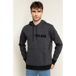 Bluza Calvin Klein Tone On Tone Logo K10K104954. Niebieskie bluzy męskie Calvin Klein, m, bez wzorów, bez kołnierzyka, bez rękawów, bez kaptura. W wyprzedaży za 259,00 zł.