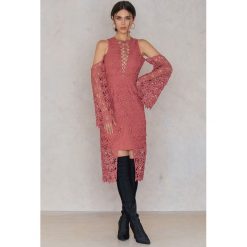Sukienki hiszpanki: Keepsake Sukienka Midi Stay Close Lace – Pink