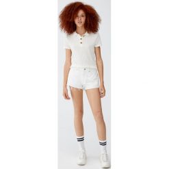 Jeansowe spodenki ze średnim stanem. Białe szorty jeansowe damskie marki Pull&Bear. Za 69,90 zł.