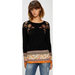 Desigual - Sweter. Czarne swetry klasyczne damskie marki Desigual, s, z haftami, z wiskozy, z okrągłym kołnierzem. W wyprzedaży za 199,90 zł.