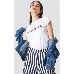 NA-KD T-shirt Darlin' - White. Białe t-shirty damskie NA-KD, z napisami, z okrągłym kołnierzem. Za 60,95 zł.