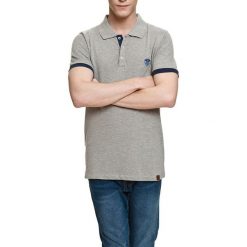 Koszulka polo w kolorze jasnoszarym. Szare koszulki polo Camel Active, Varsity, l. W wyprzedaży za 72,95 zł.