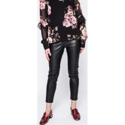 Guess Jeans - Legginsy Hilly. Szare legginsy damskie marki Guess Jeans, z podwyższonym stanem. W wyprzedaży za 329,90 zł.