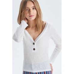 Lekka bluzka z głębokim dekoltem - Kremowy. Białe bluzki damskie Cropp, s, bez wzorów, bez kołnierzyka, bez rękawów. W wyprzedaży za 29,99 zł.