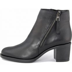 Skórzane botki w kolorze czarnym. Czarne botki damskie Bluetag, Gusto, z materiału, bez obcasa, bez zapięcia. W wyprzedaży za 307,95 zł.