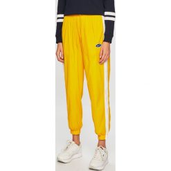 Nike Sportswear - Spodnie. Żółte spodnie damskie Nike Sportswear, s, bez wzorów, z poliesteru. W wyprzedaży za 189,90 zł.