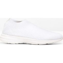 Buty wsuwane bonprix biały. Białe buty sportowe damskie bonprix, bez wzorów, sportowe. Za 79,99 zł.