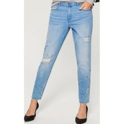 Jeansy boyfriend z eyeletami - Niebieski. Niebieskie jeansy damskie marki Mohito. W wyprzedaży za 59,99 zł.
