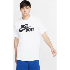 Nike Koszulka Biały. Białe podkoszulki męskie Nike, m, z nadrukiem, z bawełny, bez kołnierzyka, z krótkim rękawem, krótkie. Za 85,95 zł.