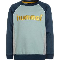 Hummel HILL CREWNECK Bluza blue wing teal. Niebieskie bluzy chłopięce marki Hummel, z bawełny. Za 169,00 zł.