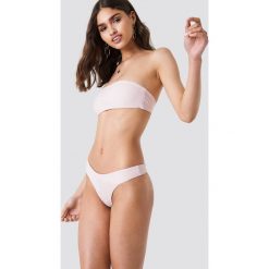 Kristin Sundberg for NA-KD Dół bikini stringi KS - Pink. Różowe stringi damskie Kristin Sundberg for NA-KD. W wyprzedaży za 21,88 zł.