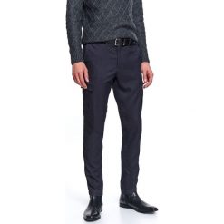 Spodnie cargo z eleganckiej tkaniny. Szare spodnie męskie Top Secret, na co dzień, na zimę, m, w paski, z tkaniny, eleganckie. W wyprzedaży za 74,99 zł.