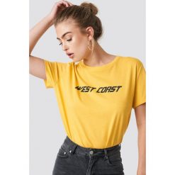 NA-KD Trend T-shirt oversize West Coast - Yellow. Żółte t-shirty damskie NA-KD Trend, z nadrukiem, z jersey, z okrągłym kołnierzem. Za 72,95 zł.