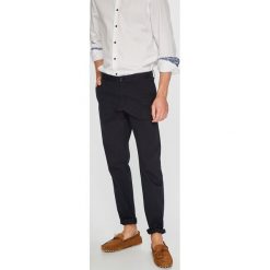 Calvin Klein - Spodnie. Czarne chinosy męskie marki Calvin Klein, z elastanu. W wyprzedaży za 319,90 zł.