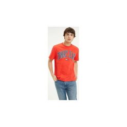 T-shirty z krótkim rękawem Tommy Jeans DM0DM05569 COLLEGIATE LOGO. Czerwone t-shirty męskie Tommy Jeans, xs, bez wzorów, z jeansu, bez kołnierzyka, krótkie. Za 131,30 zł.