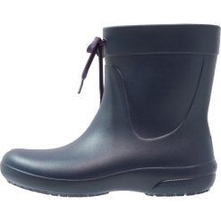Crocs FREESAIL SHORTY Kalosze navy. Niebieskie kalosze damskie Crocs, z gumy. W wyprzedaży za 151,20 zł.