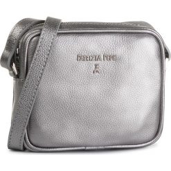 Torebka PATRIZIA PEPE - 2V8986/A4U8-S560 Winter Silver. Szare listonoszki damskie Patrizia Pepe, na co dzień, bez wzorów, ze skóry, eleganckie, bez dodatków. Za 489,00 zł.