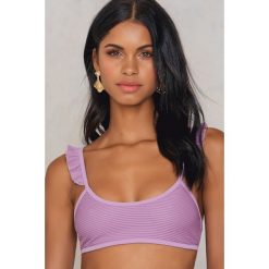Stroje dwuczęściowe damskie: NA-KD Swimwear Góra bikini z falbanką – Purple