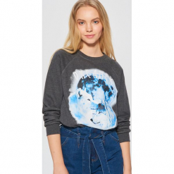 Bluza z nadrukiem - Szary. Szare bez kategorii marki Cropp, s, z nadrukiem. Za 79,99 zł.