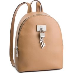 Plecak DKNY - Hutton Lg Tote Debos R84KH933 Latte. Brązowe plecaki damskie DKNY, bez wzorów, ze skóry, klasyczne. Za 1199,00 zł.