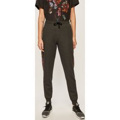 Desigual Sport - Spodnie. Szare spodnie damskie Desigual Sport, s, bez wzorów, z bawełny. W wyprzedaży za 149,90 zł.