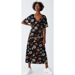Długa sukienka z krótkim rękawem. Szare długie sukienki Pull&Bear, z długim rękawem. Za 99,90 zł.