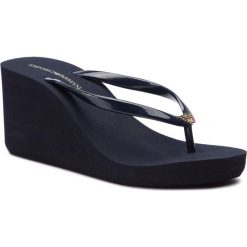 Japonki EMPORIO ARMANI - X3QS03 XL821 00285 Navy. Niebieskie klapki damskie Emporio Armani, bez wzorów, z tworzywa sztucznego, bez obcasa, na obcasie. W wyprzedaży za 199,00 zł.