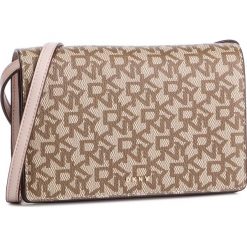 Torebka DKNY - Bryant-Sm Flap Cbody R83EJ623 Chino Logo-Iconic Blush JCL. Pomarańczowe listonoszki damskie DKNY, bez wzorów, ze skóry ekologicznej, na ramię, bez dodatków. W wyprzedaży za 439,00 zł.