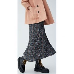 Spódnica midi z guzikami i falbaną. Czarne spódniczki damskie Pull&Bear, bez wzorów, midi. Za 99,90 zł.