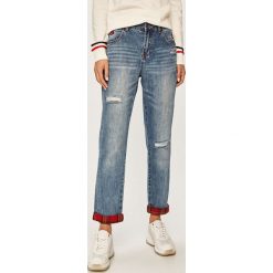 Desigual - Jeansy Bernadette. Niebieskie jeansy damskie Desigual, z obniżonym stanem. W wyprzedaży za 359,90 zł.