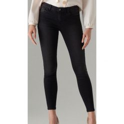 Jeansy skinny push up - Czarny. Czarne jeansy damskie Mohito. Za 99,99 zł.