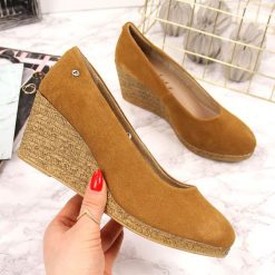 Czółenka skórzane na koturnie camel Filippo - camel. Brązowe czółenka damskie FILIPPO, bez wzorów, bez obcasa, na koturnie. Za 119,99 zł.