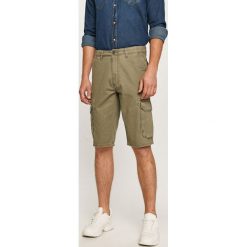 Wrangler - Szorty. Zielone spodenki i szorty męskie Wrangler, bez wzorów, z bawełny, casualowe. W wyprzedaży za 199,90 zł.