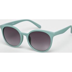 Pieces - Okulary. Czarne okulary przeciwsłoneczne damskie Pieces, okrągłe. W wyprzedaży za 29,90 zł.