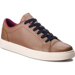 Sneakersy GUESS - FMLSS4 LEA12 COGNA. Pomarańczowe sneakersy męskie Guess, na co dzień, z aplikacjami, ze skóry, bez zapięcia. W wyprzedaży za 259,00 zł.