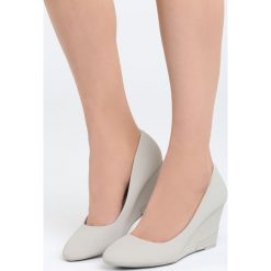 Szare Koturny Walk With You. Szare czółenka marki Born2be, z okrągłym noskiem, na koturnie. Za 79,99 zł.