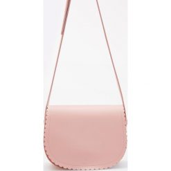 Torebka typu saddle bag - Różowy. Różowe torebki klasyczne damskie Reserved, bez wzorów, bez dodatków. W wyprzedaży za 29,99 zł.